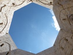 Andria: il cielo visto dal giardino interno di Castel del Monte, dove si può ammirare la caratteristica pianta ottagonale del castello pugliese.