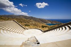 L'anfiteatro greco a Ios, Grecia. Sullo sfondo le acque azzurre del mar Egeo - © Alex Yeung / Shutterstock.com