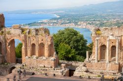L'anfiteatro romano-greco di Taormina con  Giardini Naxos sullo sfondo, Sicilia. Nonostante l'origine ellenistica, il teatro della città si presenta oggi con un aspetto totalmente ...