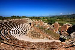 Anfiteatro romano nell'antica città di Nikopolis, vicino a Preveza, Grecia. Fondata nel 31 a.C. da Augusto, dopo la vittoria su Marco Antonio e Cleopatra, Nicopoli sorge sul promontorio ...