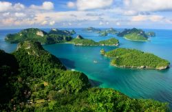 L'Ang Thong National Marine Park, Thailandia. E' caratterizzato da spettacolari rilievi che emergono dalle acque cristalline del parco sino ad oltre i 400 metri sul livello del mare.
 ...