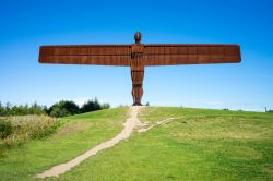 L'Angelo del Nord, scultura in acciaio a Gateshead, nei pressi di Newcastle upon Tyne, Inghilterra. Realizzata dall'artista Antony Gormley s'innalza per 20 metri e ha un'apertura ...