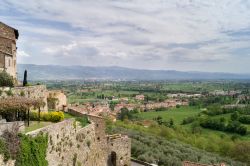 Anghiari e la Piana della Battaglia, provincia di Arezzo, Toscana. I fiorentini per celebrare la vittoria sui milanesi diedero incarico a Leonardo da Vinci di realizzare un affresco sulla parete ...