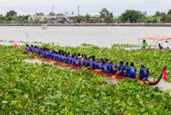 L'annuale Nonthaburi Long Boat Racing, Thailandia. Si svolge sul fiume Chao Phraya e vede impegnati una quarantina di uomini a bordo di lunghe piroghe in legno - © Teerayuth Mitrsermsarp ...