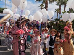 Annuale sfilata per la festa dei fiori a Le Lavandou, Costa Azzurra, Francia - © AccuArt / Shutterstock.com