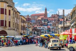 Antananarivo, Madagascar: un'affollaa via della capitale malgascia durante una giornata di mercato - foto © milosk50 / Shutterstock.com
