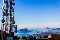 Antenne di telecomunicazione sulla montagna Cumbre del Sol a Benitatxell, Spagna. Sullo sfondo, la città di Calpe e il Penon de Ifach.
