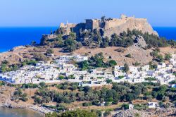 L'antica acropoli di Lindos con la moderna cittadina, isola di Rodi (Grecia). Sorge su una ripida scogliera con vista mare.



