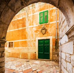 Antica architettura a Cattaro, Montenegro. Un bello scorcio panoramico nel centro storico della città - © Phant / Shutterstock.com