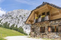 Un'antica baita di montagna a Hermagor con il monte a due cime del Gartnerkofel sullo sfondo, Alpi Carniche, Austria.

