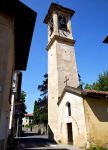 Un'antica chiesa a Castiglione Olona con grande campanile in mattoni- © lkpro / Shutterstock.com