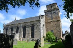 L'antica chiesa di Kirkcaldy fotografata in una bella giornata di sole, Scozia, UK.
