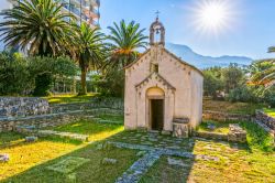 L'antica chiesa di San Giorgio a Tucepi, Croazia. Costruita nel XIII° secolo, sorge nei pressi della costa - © OPIS Zagreb / Shutterstock.com