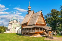 Antica chiesa in legno nel Kramlino di Suzdal, Russia - Fra gli edifici sacri ospitati all'interno del Kremlino di Suzdal, fortezza di epoca medievale, si trova anche una semplice ma altrettanto ...