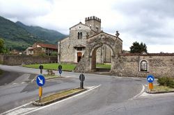 L'antica chiesa medievale di San Pietro a Lido di Camaiore, Toscana. A poco più di 300 metri dal centro cittadino si erge la maestosa chiesa della Badia di San Pietro di Camaiore, ...