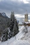 Antica chiesa nel villaggio di Mazzin, provincia di Trento, sotto la neve.


