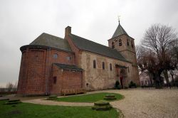 L'antica chiesa tardogotica di Oosterbeek vicino a Arnhem e alla riva del fiume Reno (Olanda).
