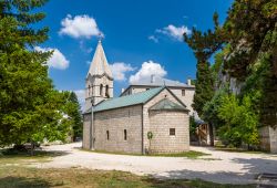 Antica chiesetta in pietra a Niksic, Montenegro. Questo grazioso edificio religioso fa parte del monastero di Ostrog, posizionato contro una parete di roccia verticale sulla rupe di Ostroska ...
