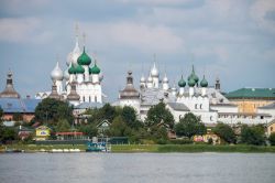 L'antica città di Rostov-on-Don (Russia) con la cattedrale dell'Assunzione e la chiesa della Resurrezione con le splendide cupole smaltate in argento e verde - © Gennadiy ...