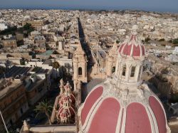 L'antica cittadina di Zabbar, Malta, in estate. Una bella immagine dal drone di questa località nel sud-est dell'isola.

