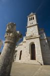 Antica colonna e chiesa della Santa Trinità nella città di Pakostane, Croazia.

