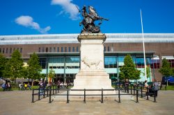 L'antica Eldon Square su Blackett Street a Newcastle Upon Tyne, Inghilterra. Al centro sorge un memoriale alla guerra. Il Giorno della Commemorazione viene celebrato qua  - © DavidGraham86 ...
