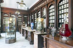 L'antica farmacia chiamata "Botica La Francesa", fondata dal dottor Ernesto Triolet nel 1882 a Matanzas, Cuba - © villorejo / Shutterstock.com