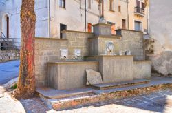 Un'antica fontana monumentale nel centro del borgo di Satriano di Lucania, Basilicata - © Mi.Ti. / Shutterstock.com