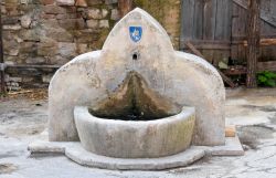 Antica fontana nel centro storico di Bevagna, Umbria, Italia.
