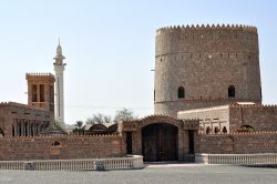 Antica fortezza con torre nell'emirato di Ras al-Khaimah, EAU - © 107652074 / Shutterstock.com