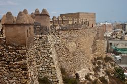 Antica fortezza di Alcazaba a Almeria, Spagna. Iniziata a costruire nell'VIII° secolo e poi distrutta da un terremoto nel 1522, questa fortezza è formata da un triplice giro di ...