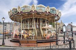 Antica giostra in legno nel porto di Honfleur - © Ivan Smuk / Shutterstock.com