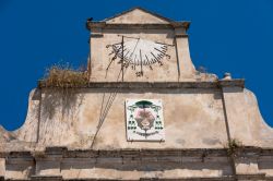 Antica meridiana nel borgo di Gerace in Calabria