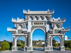 Antica porta di pietra in stile cinese davanti all'Heavenly Queen Temple di Melbourne, Australia. La scritta significa "Dio benedica il paese e la gente" - © Shuang Li / Shutterstock.com ...