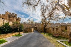 L'antica porta di Sant'Antonio nella città di Rodi, Grecia. Vecchia porta dell'ovest di Rodi, questa porta dalla via Orphée, strada commerciale vicino al palazzo dei ...