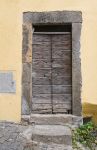 Antica porta in legno di un edificio del centro di Vetralla, Lazio.




