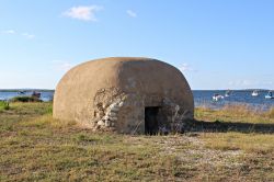 Antica postazione militare lungo il mare di Marsala, Sicilia.

