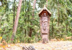 Antica scultura in legno al Parco delle Streghe di Juodkranté, Lituania. Questa galleria all'aperto immersa nella foresta ospita oltre 70 statue grottesche che raffigurano personaggi ...