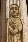Antica scultura in pietra di fronte alla chiesa di Monpazier, sud est della Francia - © Oliverouge 3 / Shutterstock.com