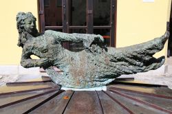 Antica statua in pietra nel centro storico di Kaufbeuren, Germania - © cityfoto24 / Shutterstock.com