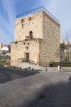 Antica torre dell'Alamin nella città di Guadalajara, Spagna. A pianta quadrata, questa torre a tre piani coperti con volte di mattoni ospita un'esposizione permanente sulla città ...