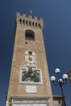 Antica torre dell'orologio a Recanati, Marche. Alta 36 metri e coronata da una merlatura ghibellina, la Torre del Borgo fu costruita nella seconda metà del XII° secolo. Sulla ...