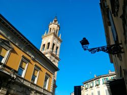 L'antica torre dell'orologio della chiesa di San Paolo a Parma, Emilia-Romagna. Oggi un monumento in memoria della guerra.

