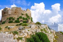 Un'antica torre di guardia di fronte al mare a Santa Maria di Leuca, Puglia. Questa rinomata località turistica è il centro abitato più a sud dell'intera provincia ...