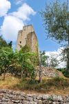 Un'antica torre fra i vigneti delle colline del Chianti nei pressi di Gaiole in Chianti, Toscana - © Fabio Caironi / Shutterstock.com