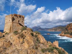 Antica torre genovese sulle rocce di una spiaggia di Porto, Corsica.
