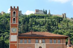 Antica torre nella piazza principale di Marostica, Vicenza, Veneto. Piazza degli Scacchi (o del Castello) ha forma triangolare e ospita importanti monumenti cittadini - © ChiccoDodiFC / ...