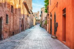 Un'antica via nel centro di Certaldo, Toscana, Italia. Situato in Valdelsa, questo Comune della provincia di Firenze ospita numerosi edifici di interesse storico e culturale.



