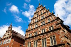 L'antica Weigh House (Stadtwaage) di Brema, Germania. Langenstrasse 13 ospita questo caratteristico edificio utilizzato per tutelare i cittadini contro frodi e disonestà statali.
 ...