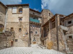 Le antiche abitazioni di Santo Stefano di Sessanio affacciate sul centro storico, L'Aquila, Abruzzo.
